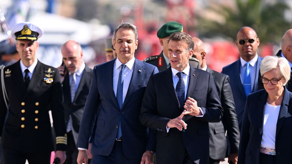 ΥΠΟΔΟΧΗ ΤΟΥ ΠΡΟΕΔΡΟΥ ΤΗΣ ΓΑΛΛΙΑΣ ΕΜΑΝΟΥΕΛ ΜΑΚΡΟΝ ΑΠΟ ΤΟΝ ΠΡΩΘΥΠΟΥΡΓΟ ΚΥΡΙΑΚΟ ΜΗΤΣΟΤΑΚΗ ΓΙΑ ΤΗΝ ΕΠΙΘΕΩΡΗΣΗ ΣΤΗΝ ΦΡΕΓΑΤΑ 