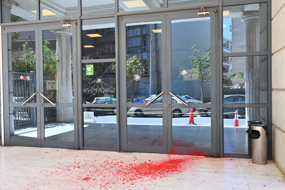 ΕΠΙΘΕΣΗ ΑΓΝΩΣΤΩΝ ΜΕ ΥΛΙΚΕΣ ΖΗΜΙΕΣ ΣΤΟ ΔΙΟΙΚΗΤΙΚΟ ΕΦΕΤΕΙΟ ΑΘΗΝΩΝ