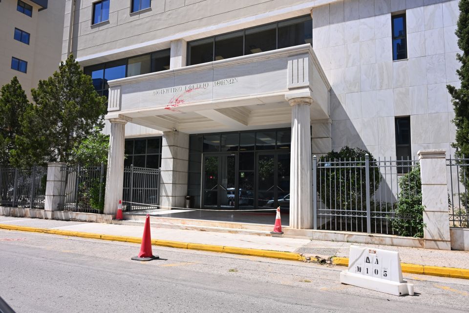 ΕΠΙΘΕΣΗ ΑΓΝΩΣΤΩΝ ΜΕ ΥΛΙΚΕΣ ΖΗΜΙΕΣ ΣΤΟ ΔΙΟΙΚΗΤΙΚΟ ΕΦΕΤΕΙΟ ΑΘΗΝΩΝ