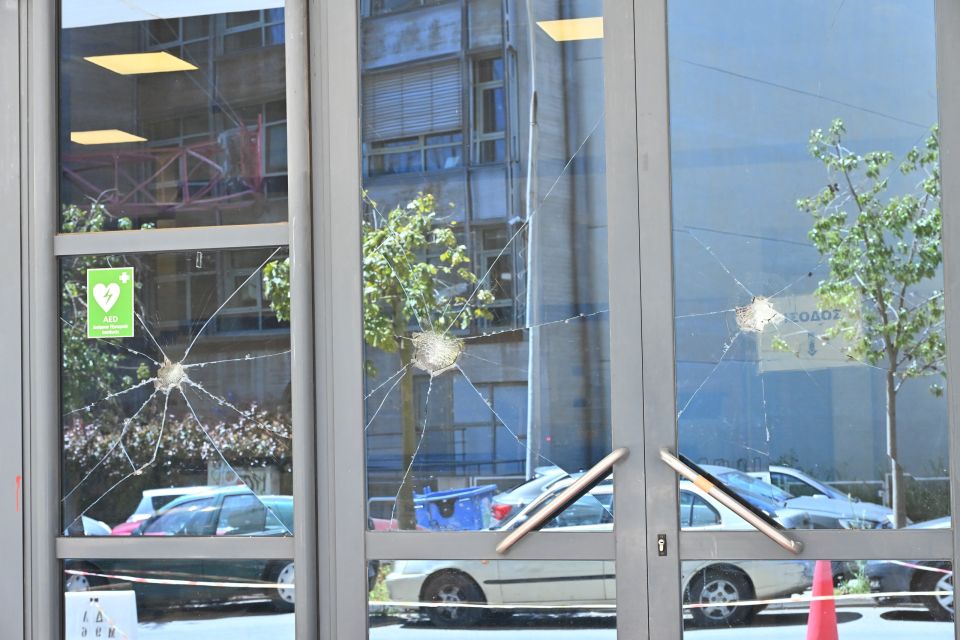 ΕΠΙΘΕΣΗ ΑΓΝΩΣΤΩΝ ΜΕ ΥΛΙΚΕΣ ΖΗΜΙΕΣ ΣΤΟ ΔΙΟΙΚΗΤΙΚΟ ΕΦΕΤΕΙΟ ΑΘΗΝΩΝ