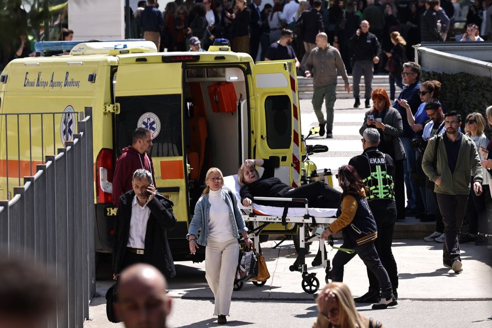 89ΧΡΟΝΟΣ ΕΙΣΕΒΑΛΕ ΜΕ ΚΑΡΑΜΠΙΝΑ ΚΑΙ ΠΥΡΟΒΟΛΗΣΕ 4 ΥΠΑΛΛΗΛΟΥΣ ΣΤΟ ΠΡΩΗΝ ΕΙΡΗΝΟΔΙΚΕΙΟ ΣΤΗ ΛΟΥΚΑΡΕΩΣ