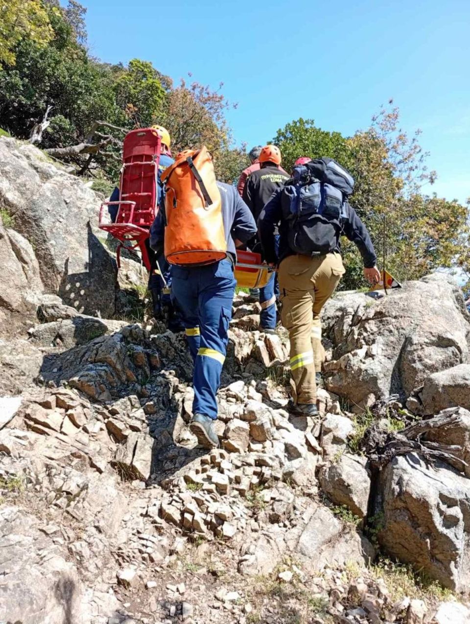 ΜΕΤΑΦΟΡΑ ΑΠΟ ΤΗΝ ΠΥΡΟΣΒΕΣΤΙΚΗ ΥΠΗΡΕΣΙΑ ΤΡΑΥΜΑΤΙΣΜΕΝΗΣ ΓΥΝΑΙΚΑΣ ΑΠΟ ΤΟ ΡΕΜΑ ΤΟΥ ΦΟΝΙΑ ΣΤΗΝ ΣΑΜΟΘΡΑΚΗ (ΓΡΑΦΕΙΟ ΤΥΠΟΥ ΠΥΡΟΣΒΕΣΤΙΚΗΣ ΥΠΗΡΕΣΙΑΣ/EUROKINISSI)