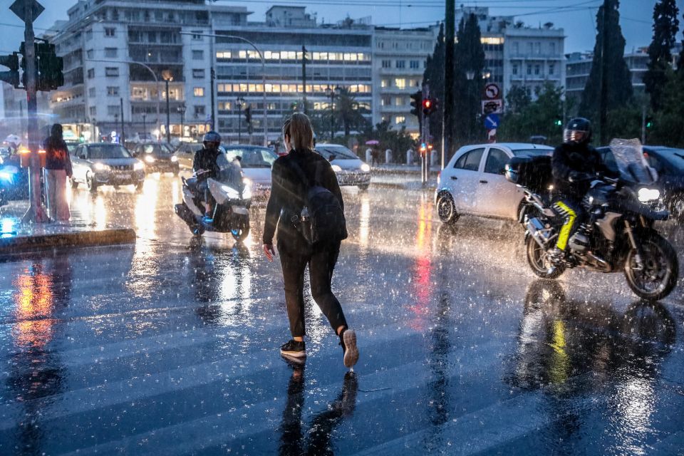 ΒΡΟΧΗ ΣΤΗΝ ΑΘΗΝΑ vroxi vrohi