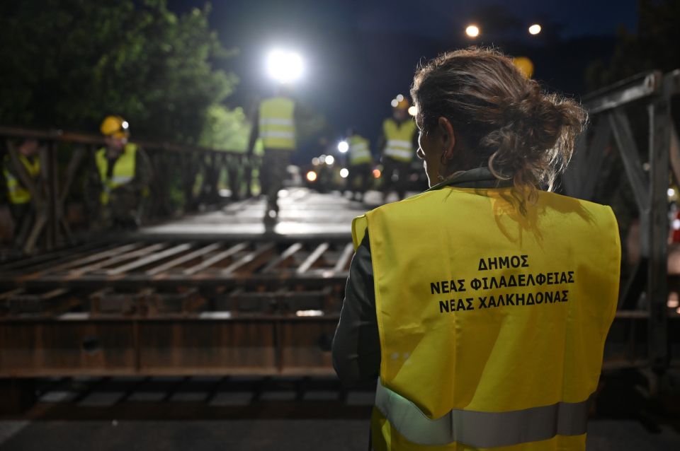 ΜΕ ΤΗ ΣΥΝΔΡΟΜΗ ΤΩΝ ΕΝΟΠΛΩΝ ΔΥΝΑΜΕΩΝ, ΟΛΟΚΛΗΡΩΘΗΚΕ Η ΤΟΠΟΘΕΤΗΣΗ ΠΕΖΟΓΕΦΥΡΑΣ ΣΤΟΝ ΔΗΜΟ ΝΕΑΣ ΦΙΛΑΔΕΛΦΕΙΑΣ-ΝΕΑΣ ΧΑΛΚΗΔΟΝΑΣ, ΓΙΑ ΤΗ ΖΕΥΞΗ ΤΟΥ ΚΗΦΙΣΟΥ ΠΟΤΑΜΟΥ