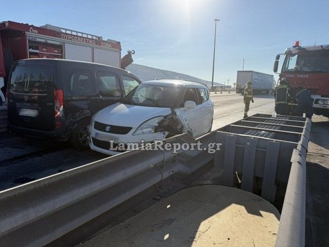 Σφοδρή σύγκρουση στα διόδια της Θήβας: Βανάκι προσέκρουσε σε αυτοκίνητο - Εγκλωβίστηκε ο οδηγός