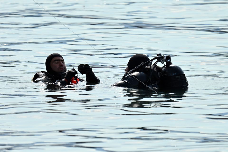 ΕΠΙΧΕΙΡΗΣΗ ΑΝΑΣΥΡΣΗΣ ΟΧΗΜΑΤΟΣ ΠΟΥ ΕΠΕΣΕ ΣΤΟ ΛΙΜΑΝΙ ΤΟΥ ΠΕΙΡΑΙΑ ΣΤΗΝ ΠΥΛΗ Ε4