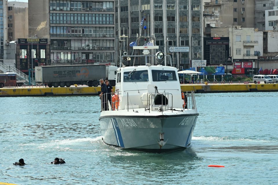 ΕΠΙΧΕΙΡΗΣΗ ΑΝΑΣΥΡΣΗΣ ΟΧΗΜΑΤΟΣ ΠΟΥ ΕΠΕΣΕ ΣΤΗ ΘΑΛΑΣΣΑ ΣΤΟ ΛΙΜΑΝΙ ΤΟΥ ΠΕΙΡΑΙΑ ΣΤΗΝ ΠΥΛΗ Ε4