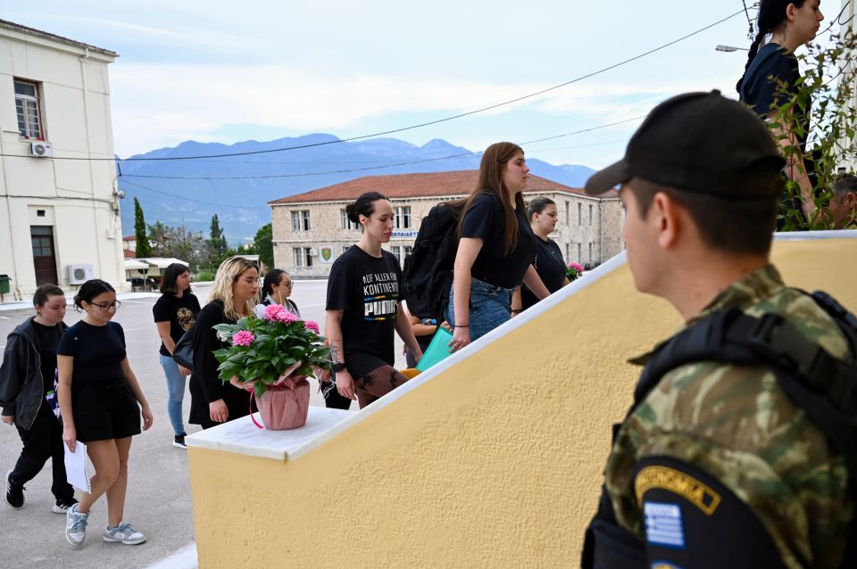 ΓΥΝΑΙΚΕΣ ΣΤΡΑΤΟΣ