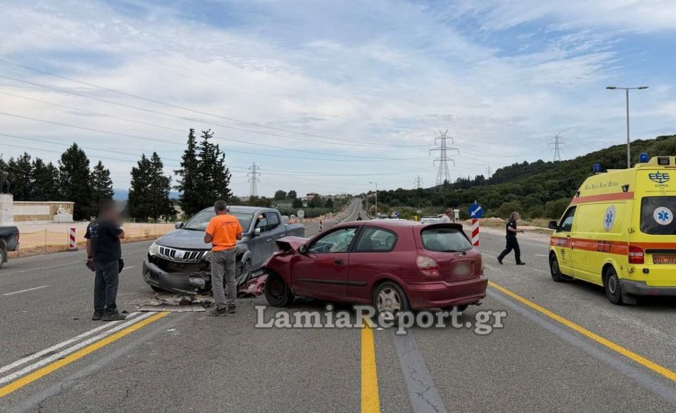 Σφοδρό τροχαίο στις Θερμοπύλες – Όχημα μπήκε στο αντίθετο ρεύμα και συγκρούστηκε με άλλο