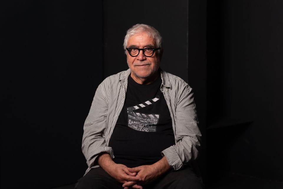 Ο Δημήτρης Πιατάς στο Επί Σκηνής: «Κινδυνεύει να χαθεί το DNA του Έλληνα που γελάει»