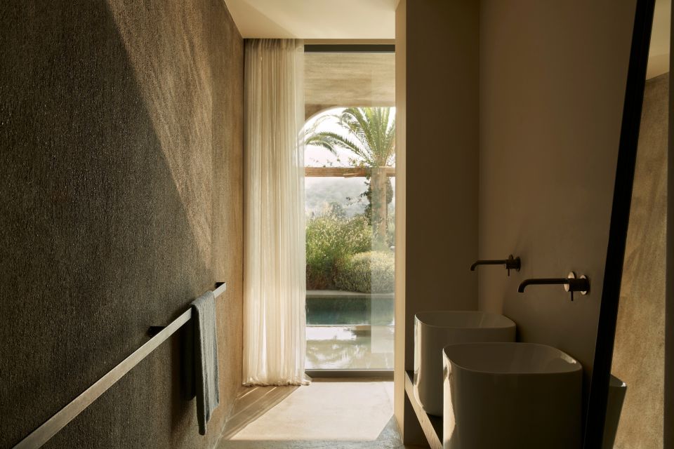 30-minos-palacewaterfall-suite-with-private-poolbathroommyrto-iatropoulou.jpg