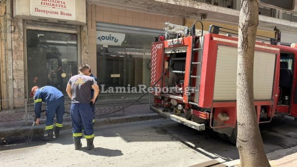 Καπνοί από φρεάτιο στο κέντρο της Λαμίας κινητοποίησαν την πυροσβεστική