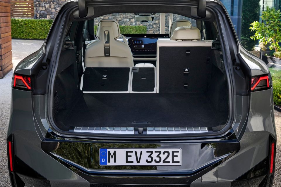 bmw-x5-2027-17.jpg