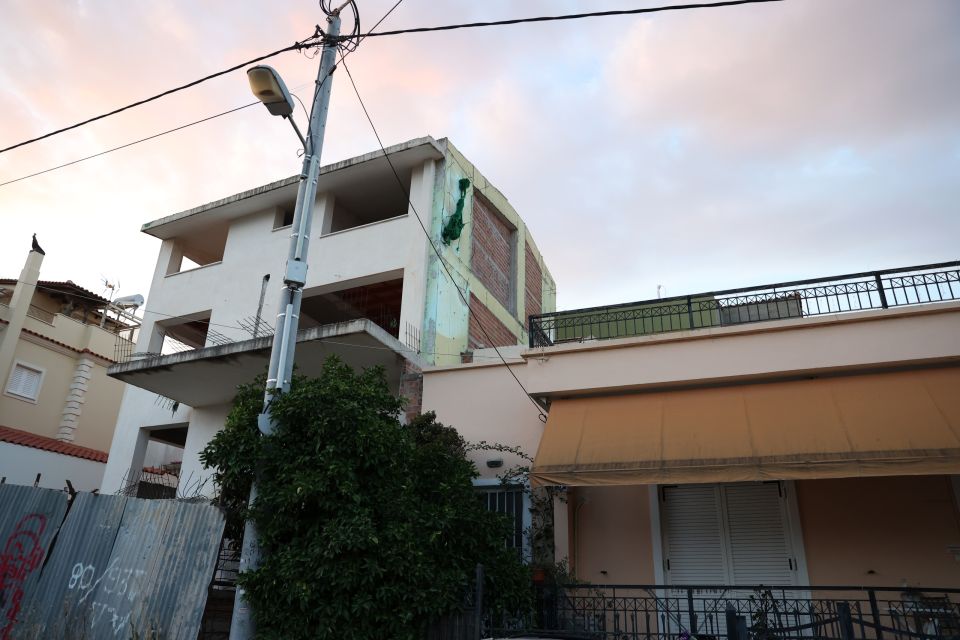 ΤΡΑΥΜΑΤΙΣΜΟΣ ΑΝΔΡΑ ΜΕΤΑ ΑΠΟ ΠΤΩΣΗ ΜΕΣΟΤΟΙΧΙΑΣ ΣΕ ΥΠΟ ΚΑΤΑΣΚΕΥΗ ΠΟΛΥΚΑΤΟΙΚΙΑ ΣΤΟ ΜΑΡΟΥΣΙ