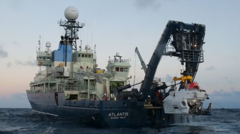 hov-alvin-being-recovered-to-the-research-vessel-atlantis.jpg