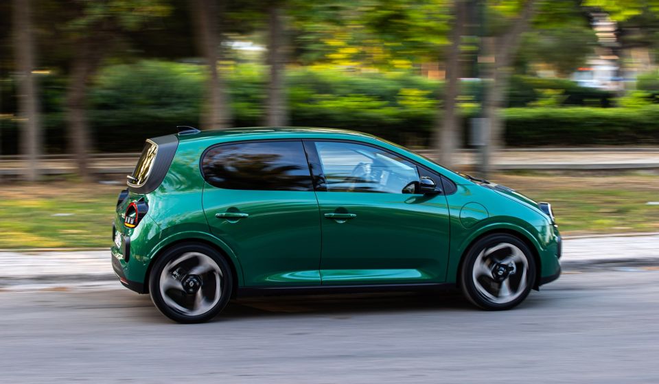 Το νέο Renault Twingo E-Tech Electric μπορεί να αναμοχλεύσει την κατηγορία των μικρών ηλεκτρικών
