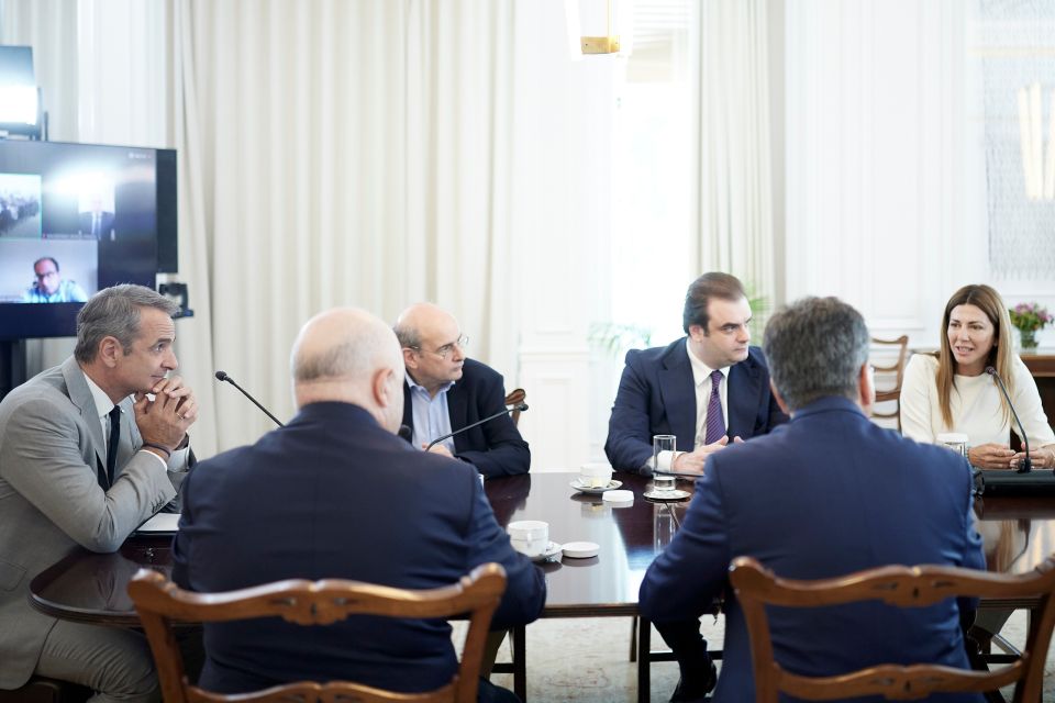 ΣΥΣΚΕΨΗ ΥΠΟ ΤΟΝ ΠΡΩΘΥΠΟΥΡΓΟ ΚΥΡΙΑΚΟ ΜΗΤΣΟΤΑΚΗ ΣΤΟ ΜΕΓΑΡΟ ΜΑΞΙΜΟΥ ΜΕ ΑΝΤΙΚΕΙΜΕΝΟ ΤΗ ΔΩΡΕΑ ΤΩΝ ΣΥΣΤΗΜΙΚΩΝ ΤΡΑΠΕΖΩΝ ΓΙΑ ΤΗΝ ΑΝΑΒΑΘΜΙΣΗ ΧΩΡΩΝ ΚΑΙ ΚΤΙΡΙΑΚΩΝ ΥΠΟΔΟΜΩΝ ΤΟΥ ΕΚΠΑ, ΤΟΥ ΑΠΘ ΚΑΙ ΤΟΥ ΕΜΠ <BR><BR> Γ.Τ Πρωθυπουργού / ΠΑΠΑΜΗΤΣΟΣ ΔΗΜΗΤΡΗΣ