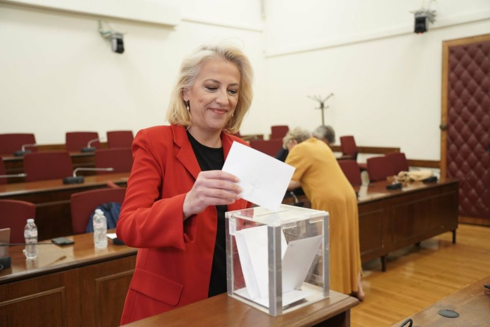 rena dourou