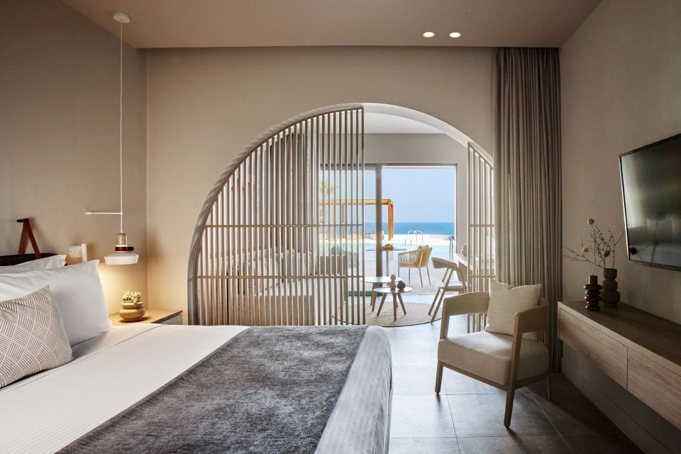 juniorsuites-seaview-sharingpool01.jpg