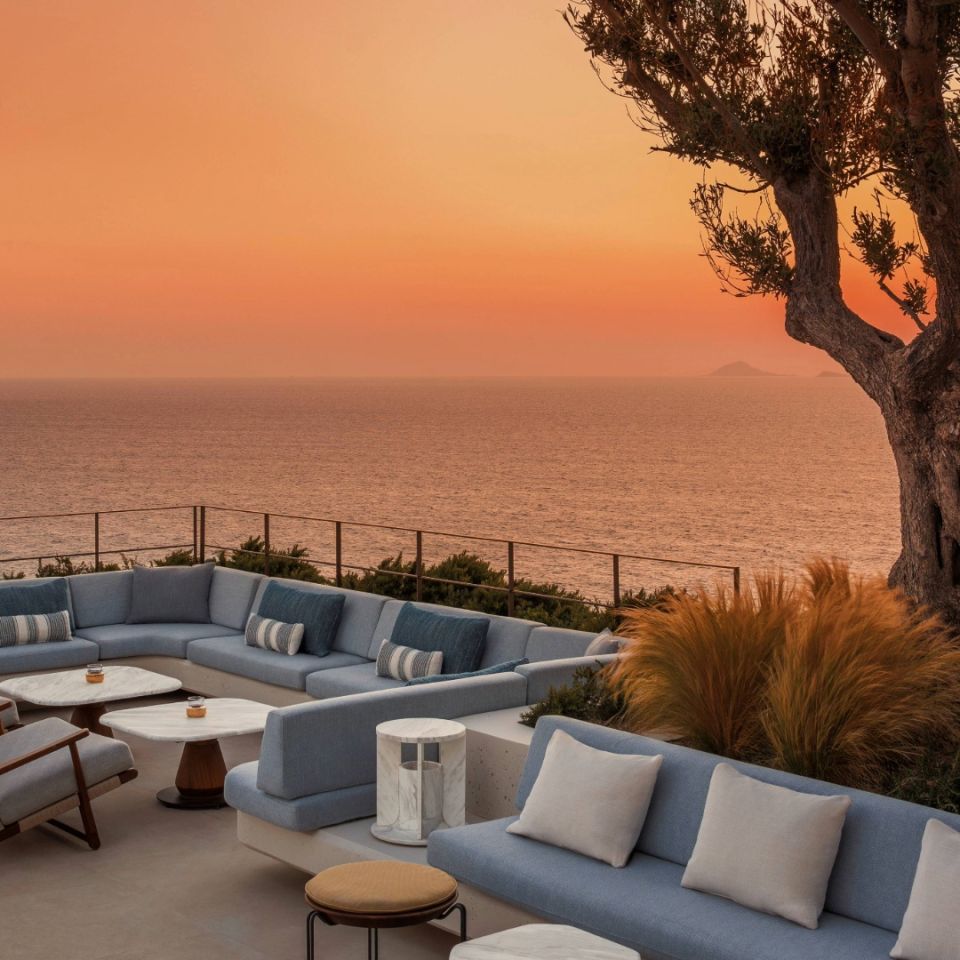 oneandonly-kea-islandkosmos-lobby-barsunset.jpg