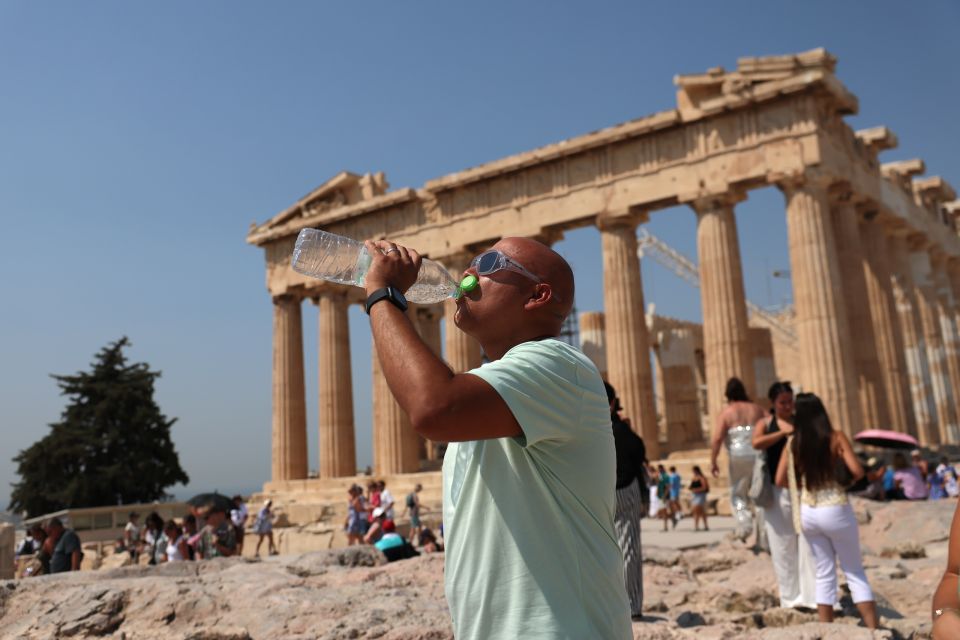 ΤΟΥΡΙΣΤΙΚΗ ΚΙΝΗΣΗ ΣΤΗΝ ΑΚΡΟΠΟΛΗ ΚΑΤΩ ΑΠΟ ΣΥΝΘΗΚΕΣ ΥΨΗΛΗΣ ΘΕΡΜΟΚΡΑΣΙΑΣ