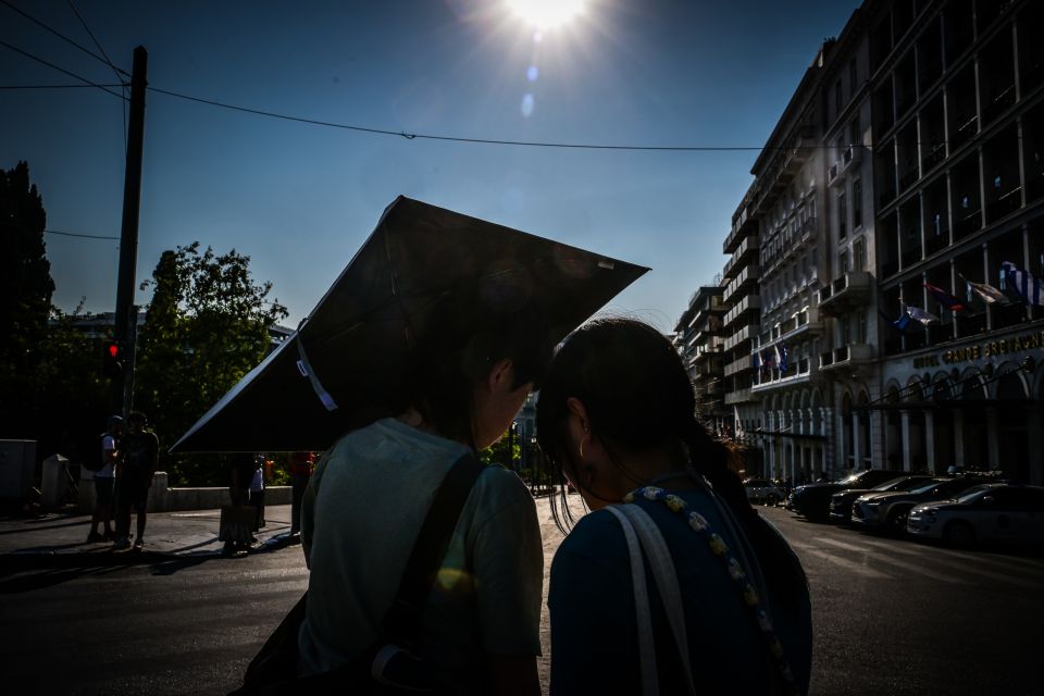 ΥΨΗΛΕΣ ΓΙΑ ΤΗΝ ΕΠΟΧΗ ΘΕΡΜΟΚΡΑΣΙΕΣ ΑΚΟΜΑ ΚΑΙ ΤΟ ΑΠΟΓΕΥΜΑ (ΤΑΤΙΑΝΑ ΜΠΟΛΑΡΗ/EUROKINISSI)