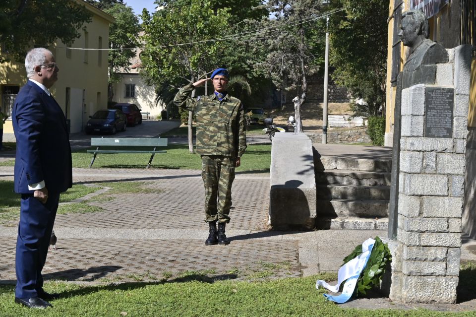 [388610] ΚΑΤΑΘΕΣΗ ΣΤΕΦΑΝΙΟΥ ΑΠΟ ΤΟΝ ΠτΔ ΚΩΝΣΤΑΝΤΙΝΟ ΤΑΣΟΥΛΑ ΣΤΗΝ ΠΡΟΤΟΜΗ ΤΟΥ ΣΠΥΡΟΥ ΜΟΥΣΤΑΚΛΗ ΓΙΑ ΤΗΝ 52η ΕΠΕΤΕΙΟ ΤΗΣ ΑΠΟΚΑΤΑΣΤΑΣΗΣ ΤΗΣ ΔΗΜΟΚΡΑΤΙΑΣ (ΜΙΧΑΛΗΣ ΠΑΠΑΝΙΚΟΛΑΟΥ /EUROKINISSI)