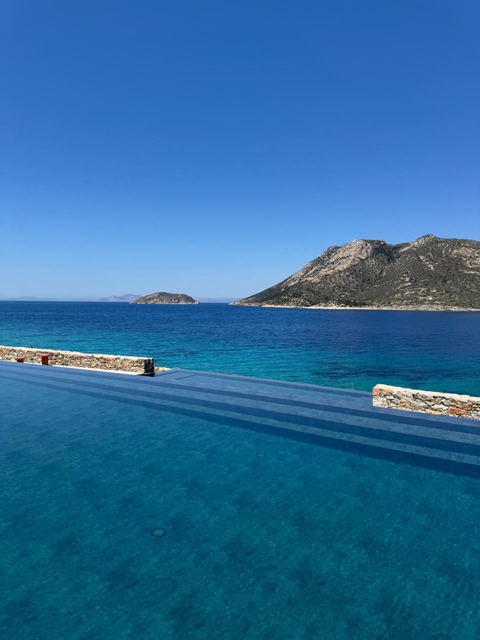 amoexterior-pool.jpg