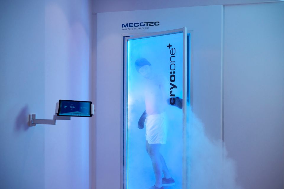 dckeposbygococryotherapyman01.jpg