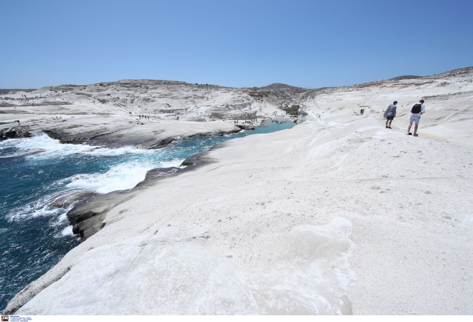 milos sarakiniko paralia 