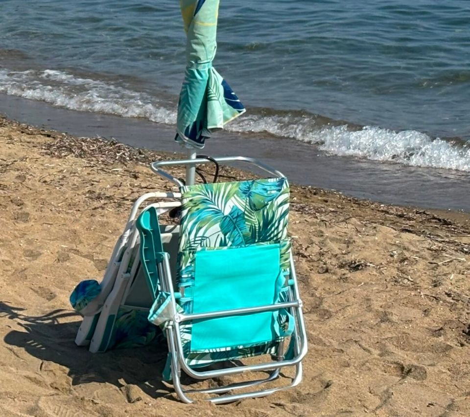 Το πρωί τις ξήλωσαν, το βράδυ «ξαναφύτρωσαν» οι ομπρέλες σε παραλία της Χαλκιδικής