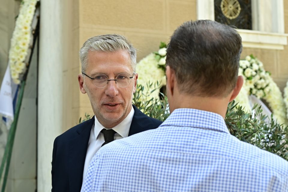 kideia stefanow manos