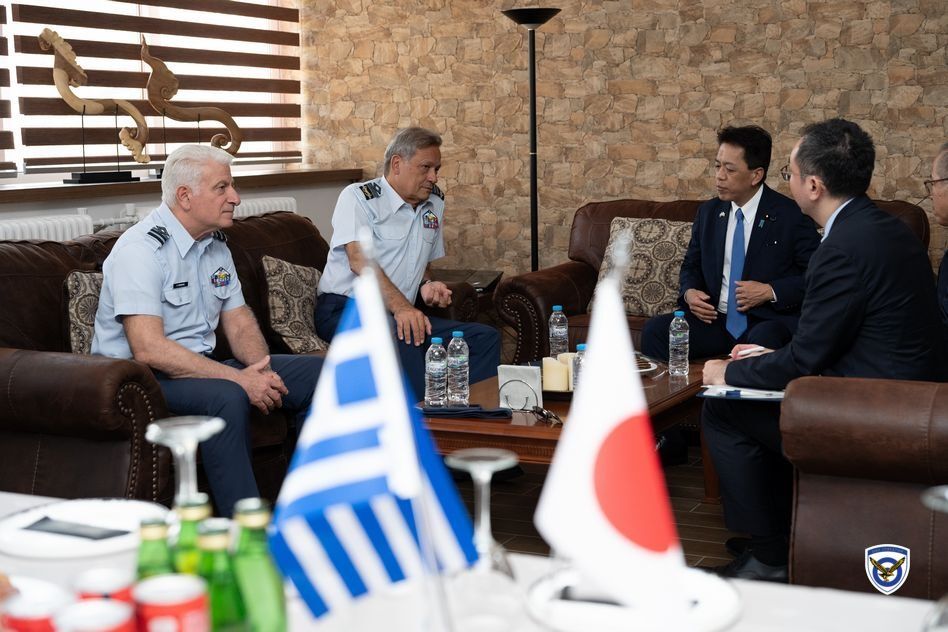 ΕΠΙΣΚΕΨΗ ΤΟΥ ΥΦΥΠΟΥΡΓΟΥ ΑΜΥΝΑΣ ΤΗΣ ΙΑΠΩΝΙΑΣ ΣΤΗΝ ΑΕΡΟΠΟΡΚΗ ΒΑΣΗ ΕΛΕΥΣΙΝΑΣ <br> ΠΗΓΗ : ΓΡΑΦΕΙΟ ΤΥΠΟΥ ΓΕΑ