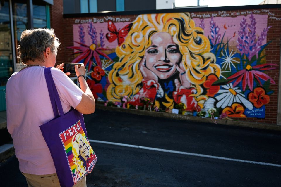 Obit Dolly Parton mural nashville