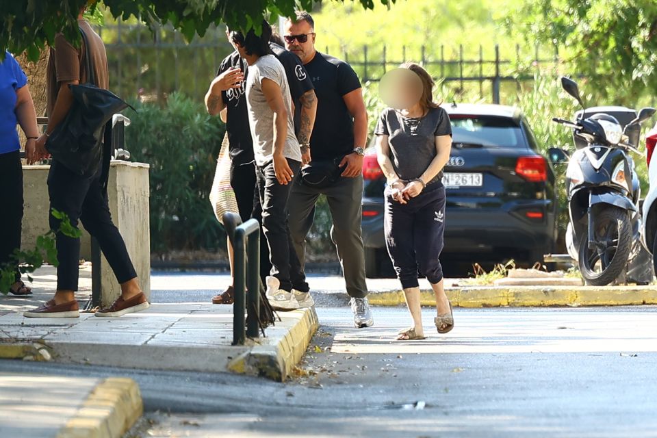 ΕΥΕΛΠΙΔΩΝ - ΜΕΤΑΓΩΓΗ ΣΤΟΝ ΑΝΑΚΡΙΤΗ ΤΩΝ ΜΕΛΩΝ ΤΗΣ ΟΙΚΟΓΕΝΕΙΑΣ ΠΟΥ ΚΑΤΗΓΟΡΟΥΝΤΑΙ ΓΙΑ ΤΟ ΝΕΚΡΟ ΒΕΦΟΣ ΣΕ ΔΙΑΜΕΡΙΣΜΑ ΣΤΗΝ ΚΥΨΕΛΗ