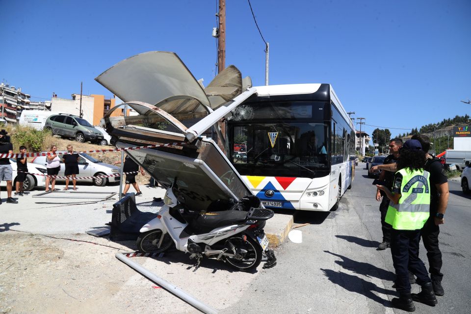 ΛΕΩΦΟΡΕΙΟ ΕΠΕΣΕ ΣΕ ΣΤΑΣΗ ΣΤΗ ΘΕΣΣΑΛΟΝΙΚΗ - ΤΕΣΣΕΡΕΙΣ ΤΡΑΥΜΑΤΙΕΣ