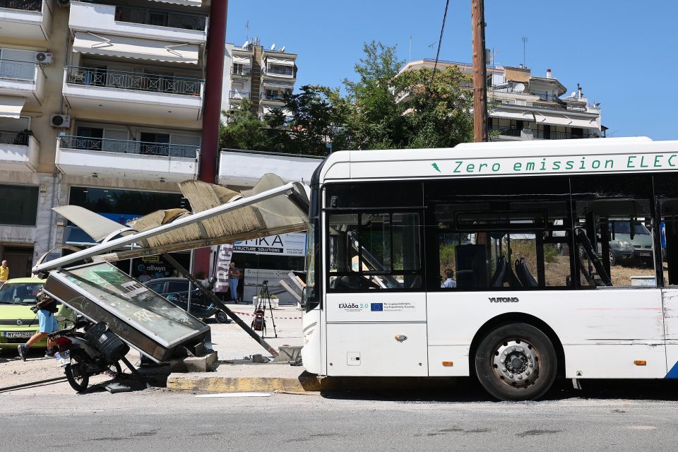 [389429] ΘΕΣΣΑΛΟΝΙΚΗ ΑΣΤΙΚΟ ΛΕΩΦΟΡΕΙΟ ΕΠΕΣΕ ΠΑΝΩ ΣΕ ΣΤΑΣΗ
