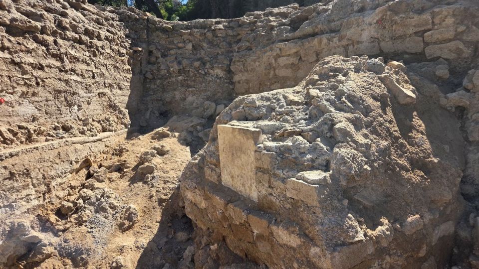 marble-slab-found-buried-under-ancient-roman-villa.jpg