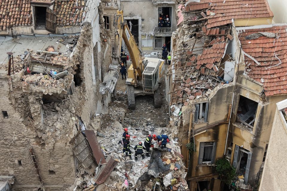 plaka foniki ekrixi nekroi ktirio