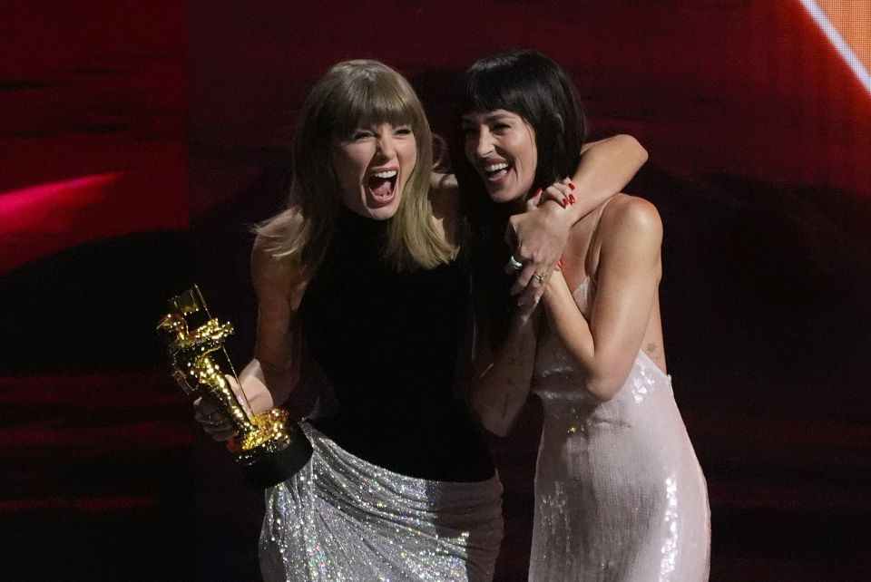 Taylor Swift,Dakota Johnson