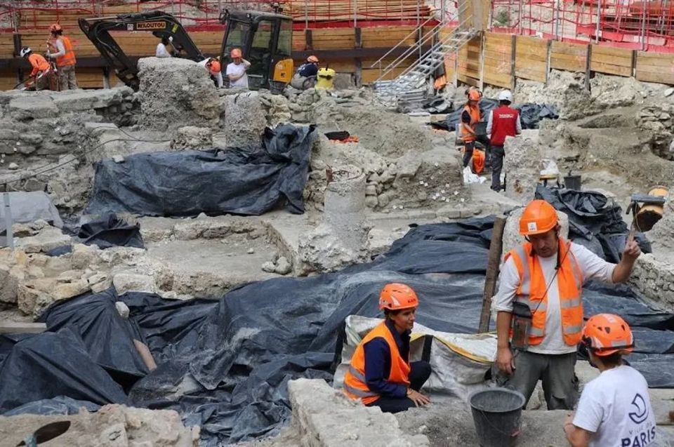 dorothe-chaoui-derieux-with-members-of-the-excavation-team.jpg