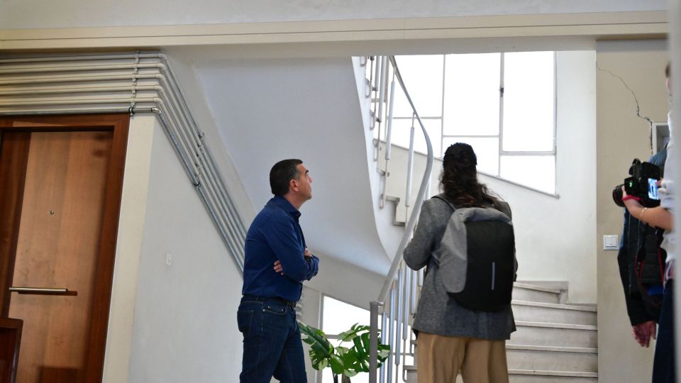 [389897] ΣΥΝΑΝΤΗΣΗ ΤΟΥ ΠΡΟΕΔΡΟΥ ΤΗΣ ΕΛΑΣ ΑΛΕΞΗ ΤΣΙΠΡΑ ΜΕ ΚΑΤΟΙΚΟΥΣ ΤΗΣ ΚΥΨΕΛΗΣ ΠΟΥ ΕΧΟΥΝ ΥΠΟΣΤΕΙ ΖΗΜΙΕΣ ΣΤΑ ΣΠΙΤΙΑ ΤΟΥΣ ΜΕΤΑ ΤA EΡΓΑ ΤΟΥ ΜΕΤΡΟ(ΤΑΤΙΑΝΑ ΜΠΟΛΑΡΗ/EUROKINISSI)