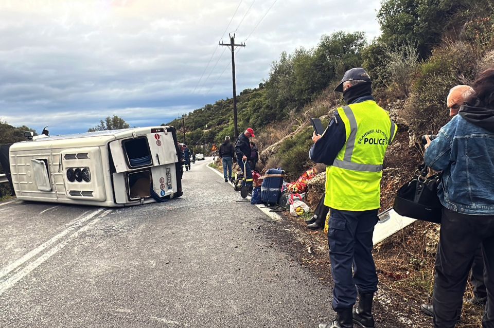 ΑΡΓΟΛΙΔΑ -ΣΟΒΑΡΟ ΤΡΟΧΑΙΟ ΜΕ ΜΙΝΙ ΒΑΝ ΣΤΗΝ ΠΑΛΑΙΑ ΕΘΝΙΚΗ ΠΡΟΣ ΔΕΡΒΕΝΑΚΙΑ