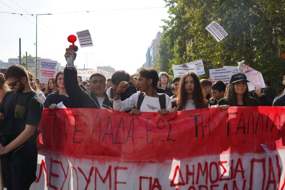 Όλα έτοιμα για το πανεκπαιδευτικό συλλαλητήριο: Στους δρόμους χιλιάδες νέοι-Δείτε βίντεο και εικόνες Όλα έτοιμα για το πανεκπαιδευτικό συλλαλητήριο: Στους δρόμους χιλιάδες νέοι-Δείτε βίντεο και εικόνες