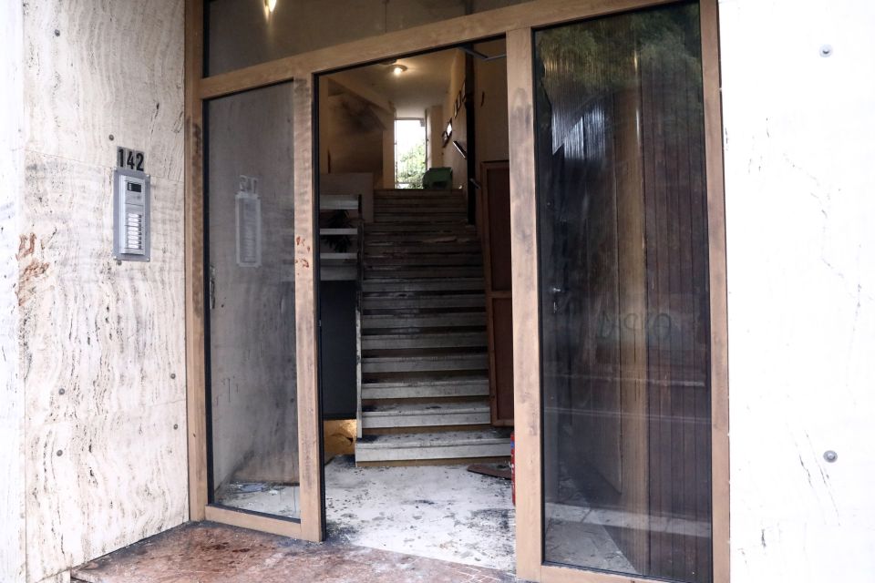 ΖΗΜΙΕΣ ΑΠΟ ΤΗΝ ΕΚΡΗΞΗ ΣΕ ΚΤΙΡΙΟ ΣΤΟΝ ΚΟΛΩΝΟ