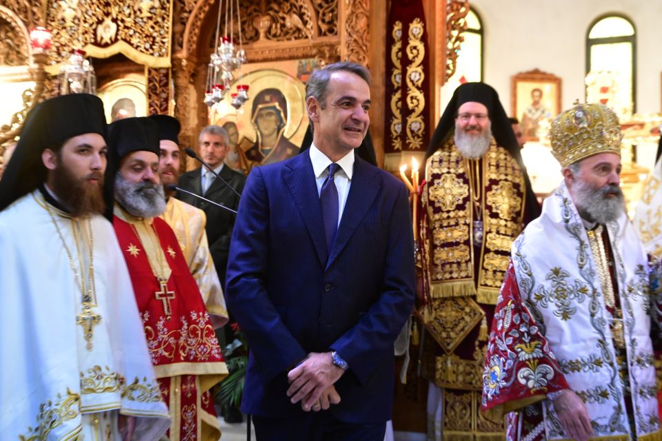 [390676] Ο ΠΡΩΘΥΠΟΥΡΓΟΣ ΚΥΡΙΑΚΟΣ ΜΗΤΣΟΤΑΚΗΣ ΣΤΗ ΘΕΙΑ ΛΕΙΤΟΥΡΓΙΑ ΣΤΟΝ ΙΕΡΟ ΝΑΟ ΑΓΙΟΥ ΔΗΜΗΤΡΙΟΥ ΣΤΟΝ ΑΓΙΟ ΔΗΜΗΤΡΙΟ (ΤΑΤΙΑΝΑ ΜΠΟΛΑΡΗ / EUROKINISSI)