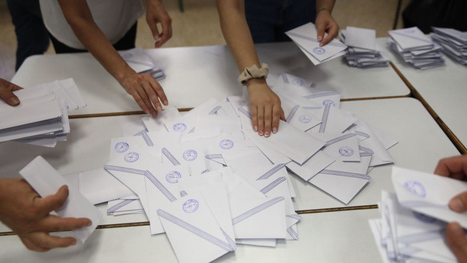 Με το βλέμμα στις δημοσκοπήσεις μετά το ντόμινο πολιτικών εξελίξεων στην κεντροαριστερά