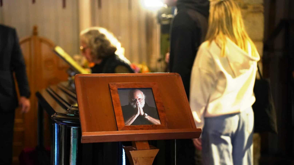 Συγκίνηση στο τελευταίο αντίο για τον Σαββόπουλο - Κόσμος συρρέει στο παρεκκλήσι της Μητρόπολης