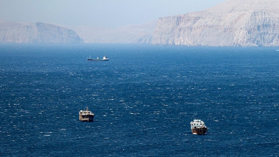 Παιχνίδια ισχύος στα Στενά του Ορμούζ –  Εκατέρωθεν απειλές για τον έλεγχο και στο βάθος ανατιμήσεις
