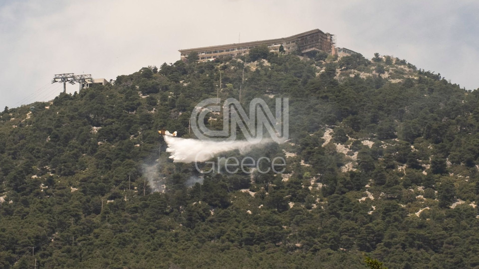 Φωτιά στην Πάρνηθα κοντά στο καζίνο: Πάνω από 90 πυροσβέστες και 4 αεροσκάφη - Κλειστός ο δρόμος από το τελεφερίκ - Δείτε βίντεο